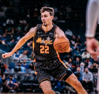 他与中场球 他与中场球